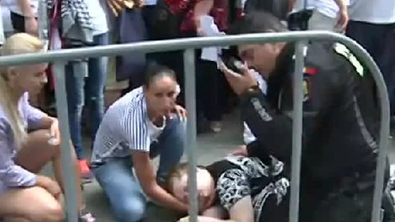 Incident la Primăria Capitalei: O femeie a leșinat în timp ce stătea la coadă pentru tichetele de cumpărare de biciclete (VIDEO)