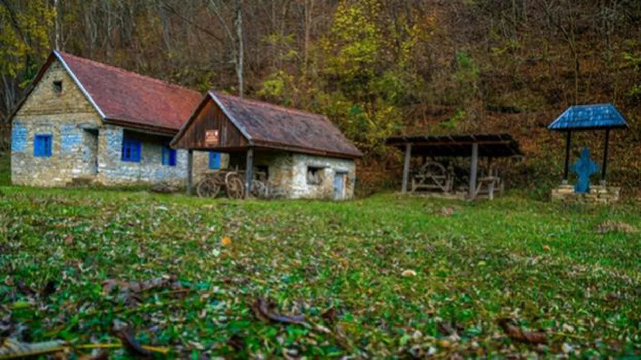 Românii care își îngroapă morții în grădină. Primar: “Sunt conservatori, nu-i putem scoate dintr-ale lor”