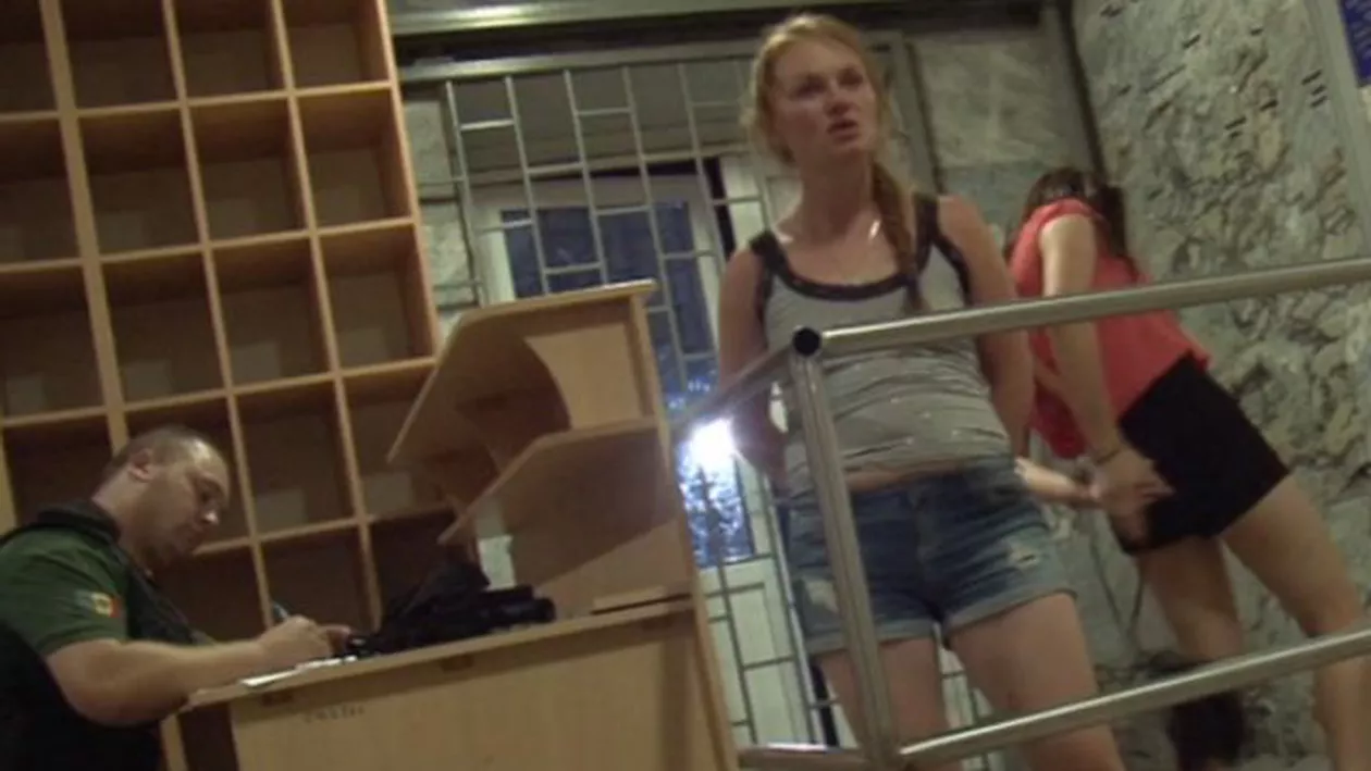 Adevărat scandal la sediul poliției. Două tinere, în stare de ebrietate, s-au comportat foarte indecent (VIDEO)