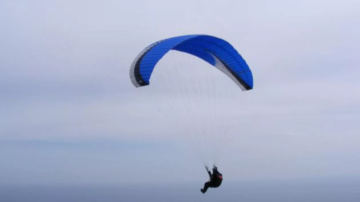 Un bărbat a murit după ce a căzut cu parapanta de la mare înălțime lângă Râșnov