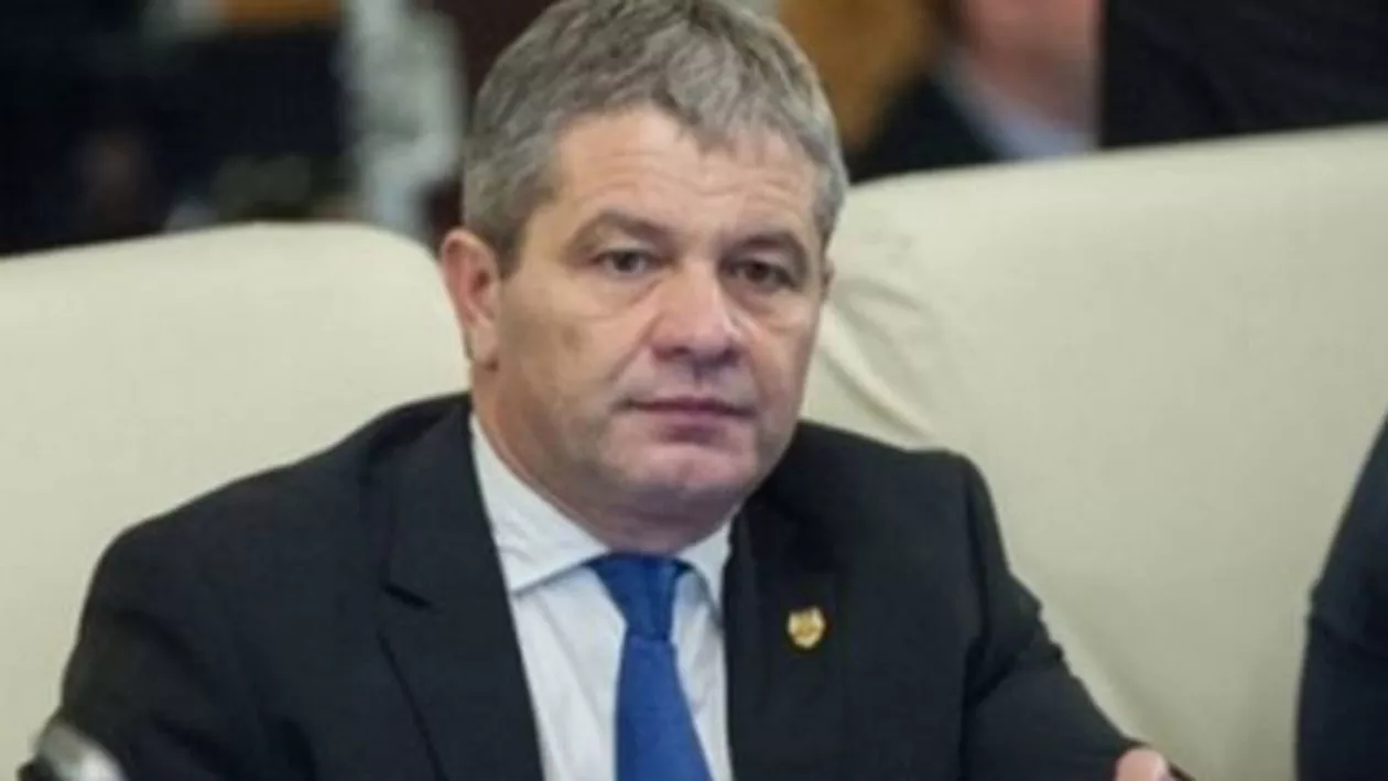 Scandalul vaccinurilor se lasă cu demiteri: Florian Bodog schimbă șefii Direcțiilor de sănătate publică din cinci județe 