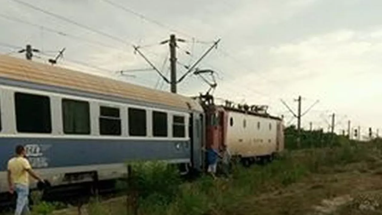 Ziua și incidentul la CFR: Trenul București - Craiova, blocat în câmp (FOTO)