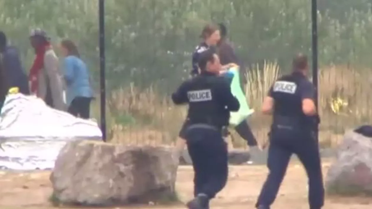 Poliția franceză, acuzații grave din partea imigranților. Le-ar contamina apa și mâncarea pentru a nu-și așeza tabăra în Calais