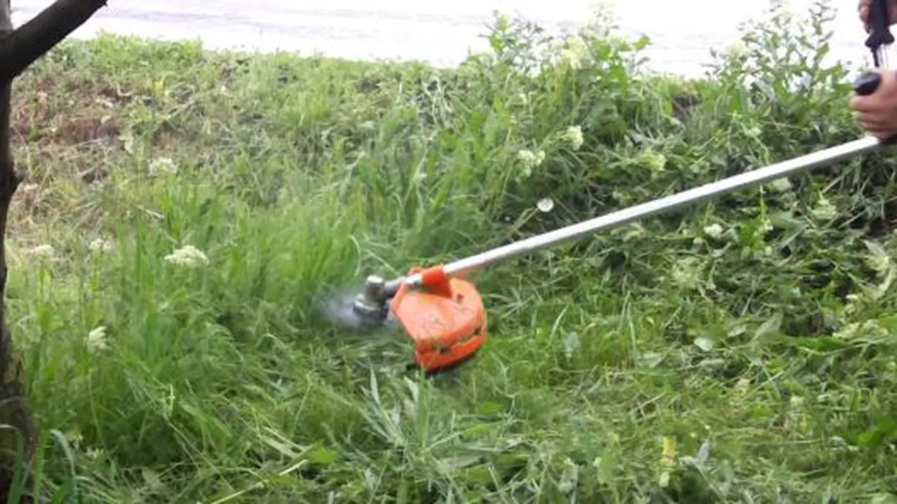 Angajată a firmei de întreținere a spațiilor verzi, rănita grav după ce motocoasa lângă care și-a aprins țigară a explodat