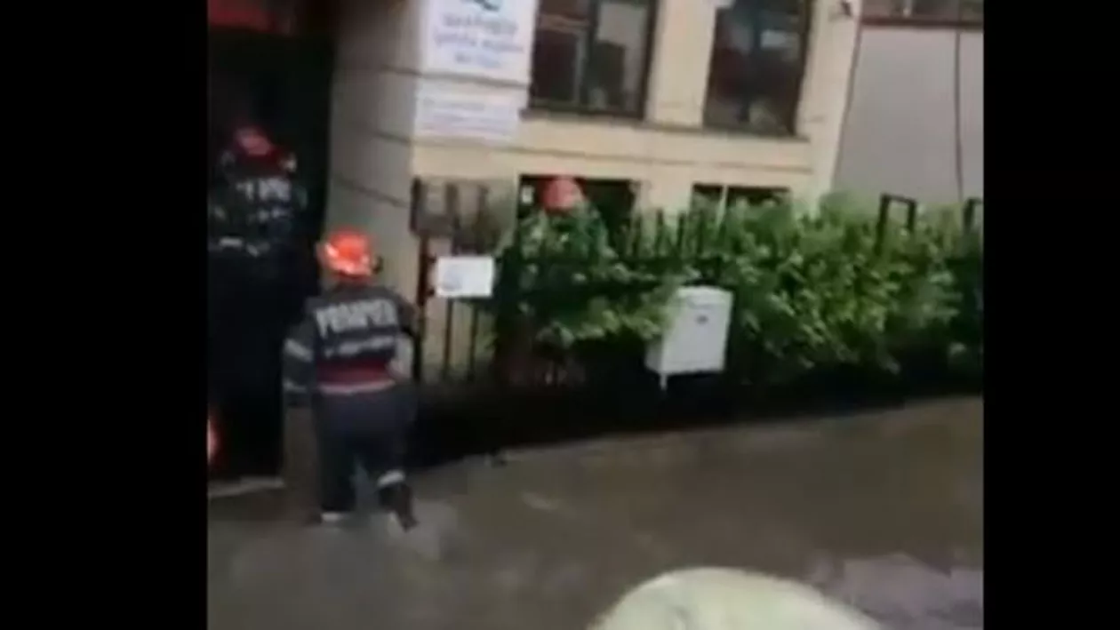 Ploile fac ravagii în județul Constanța: Copii evacuați de pompieri după ce grădinița a fost inundată (VIDEO)