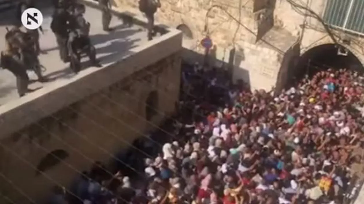 Peste 100 de răniți, în urma confruntărilor dintre poliția israeliană și manifestanții palestienieni lângă Moscheea Al-Aqsa (VIDEO)