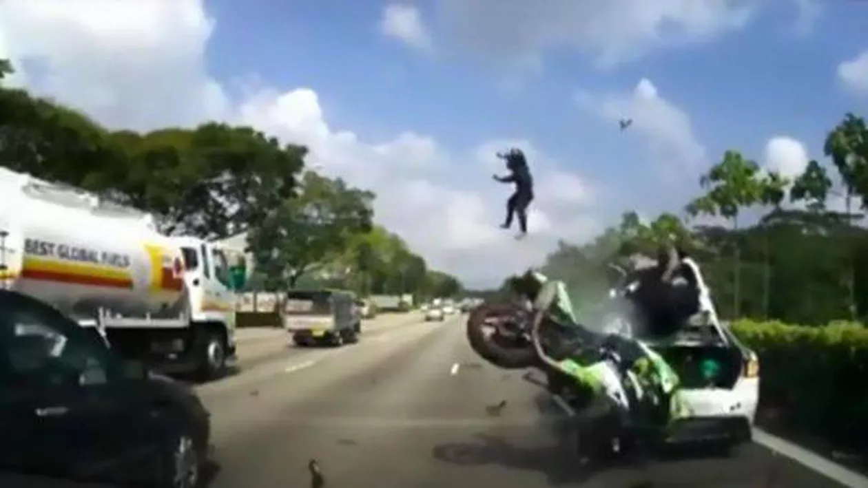 Accident grav: Un motociclist a fost aruncat 20 de metri în aer (VIDEO)
