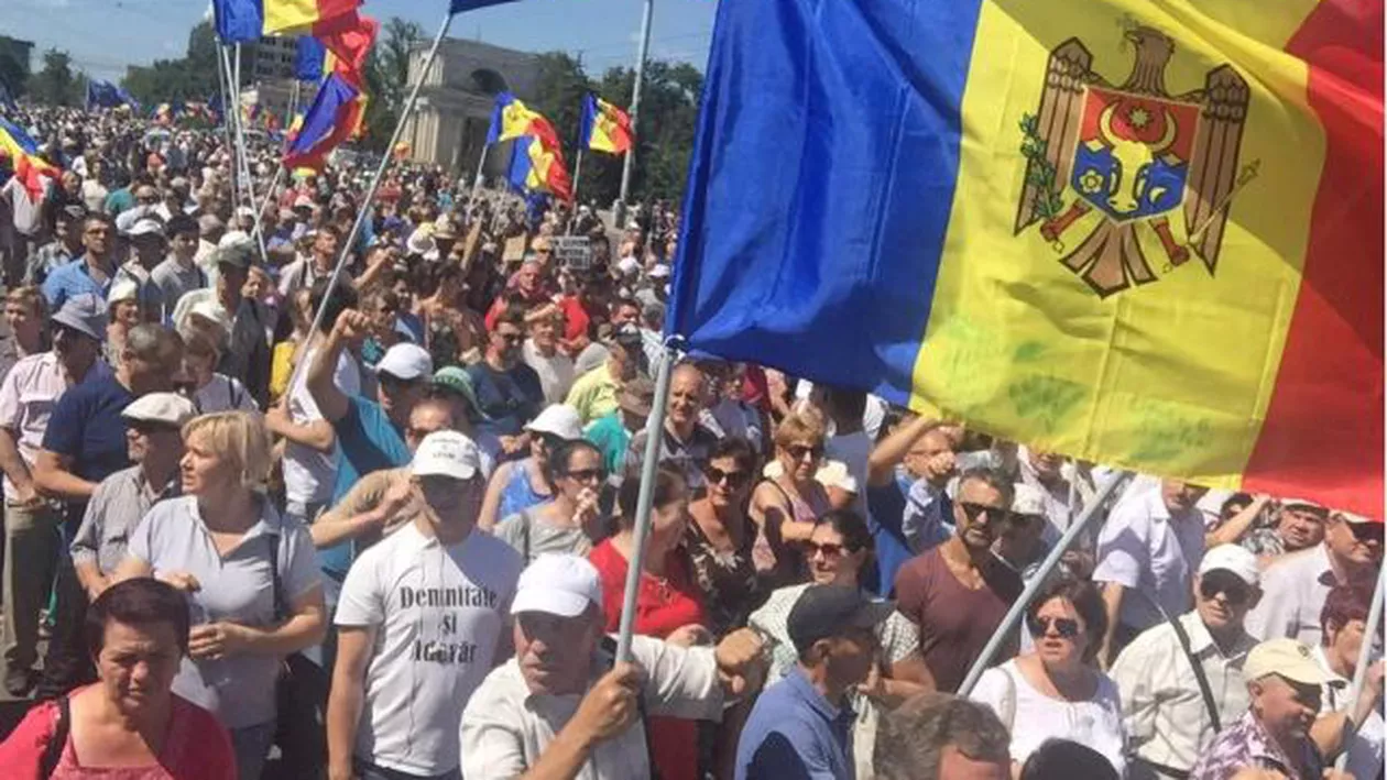 Proteste de amploare la Chișinău: Mii de oameni în stradă pentru a manifesta împotriva schimbării sistemului electoral (VIDEO)
