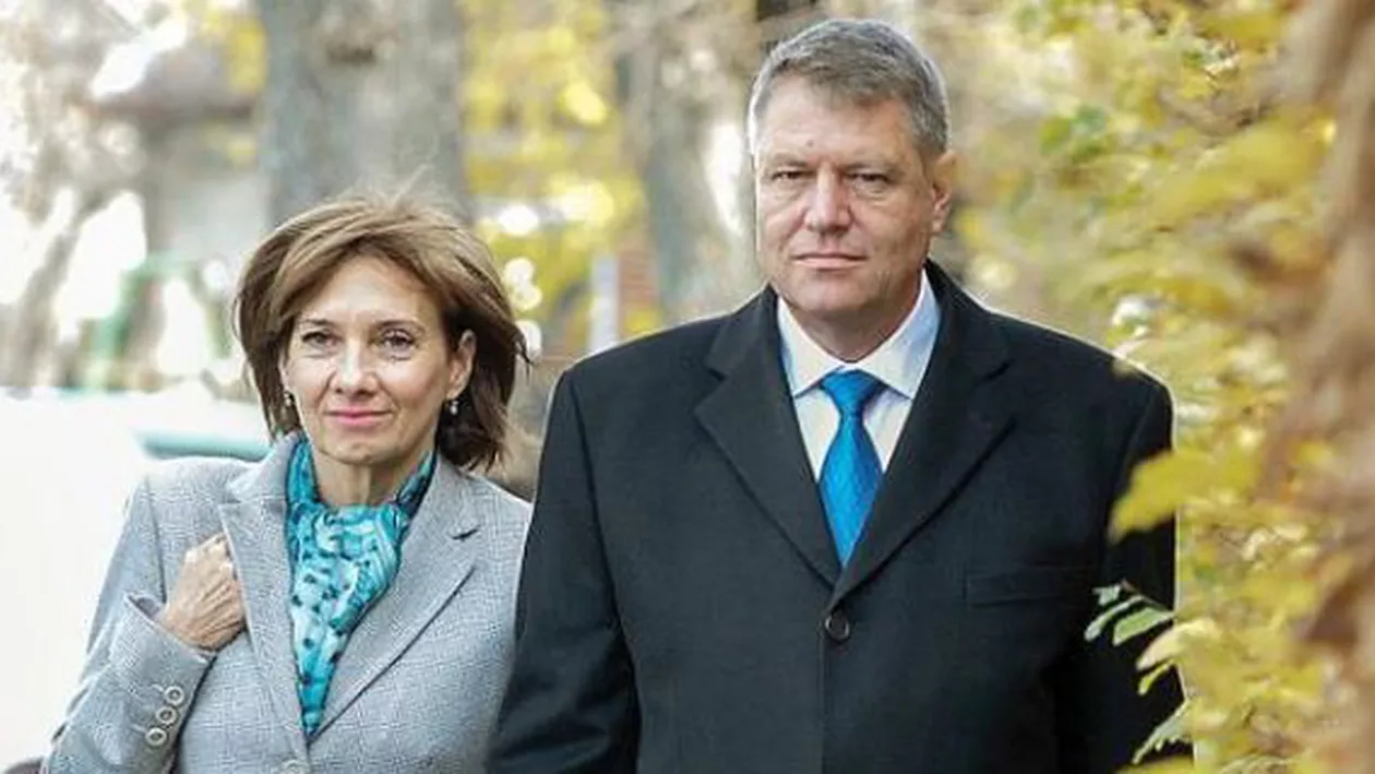 Cuplul prezidențial, drumeție în munții Parâng: Localnicii nu au pierdut ocazia de a se fotografia cu Klaus și Carmen Iohannis (FOTO)