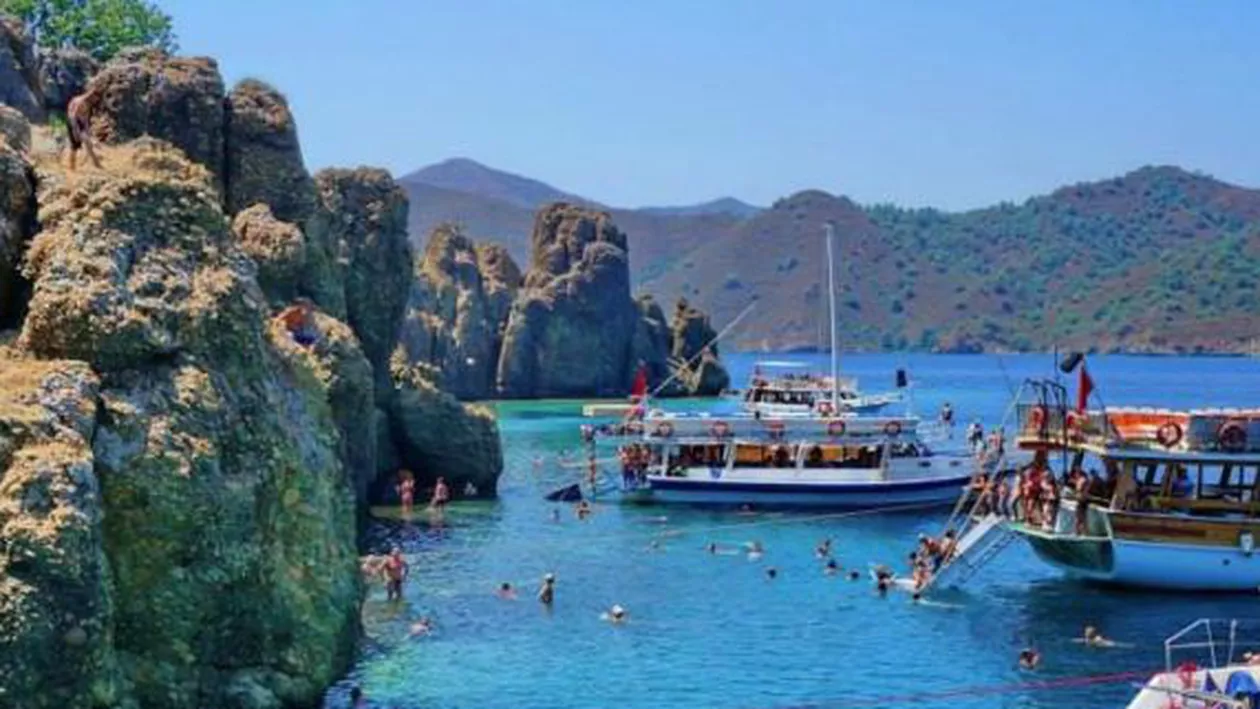O ambarcațiune cu turiști s-a scufundat în apropierea stațiunii Marmaris din Turcia: Trei persoane au murit