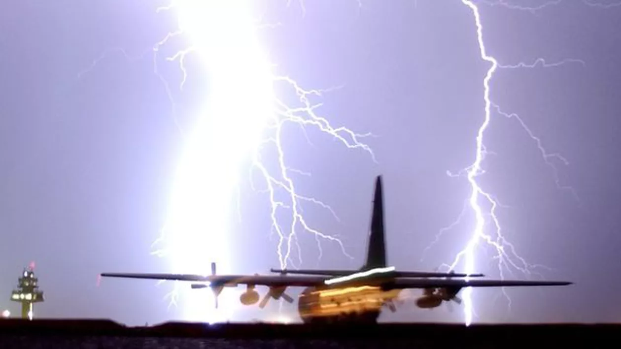 Florida: Un TRĂSNET a trecut prin fuselajul unui avion i-a provocat arsuri grave tehnicianului (VIDEO)