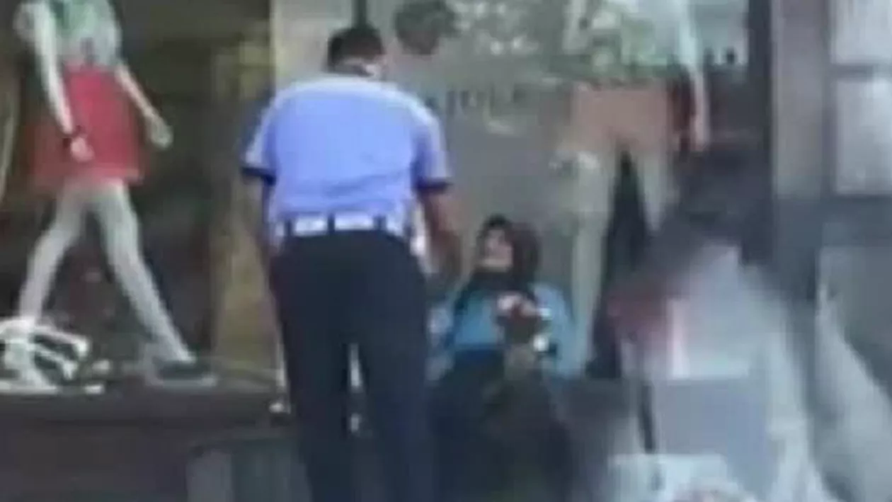 Un polițist cu suflet mare: Imagini virale cu un om al legii care ajută o bătrânică pe timp de caniculă (VIDEO)