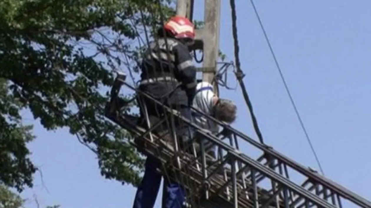 ȘOC în Dâmbovița: A MURIT suspendat la 15 metri înălțime