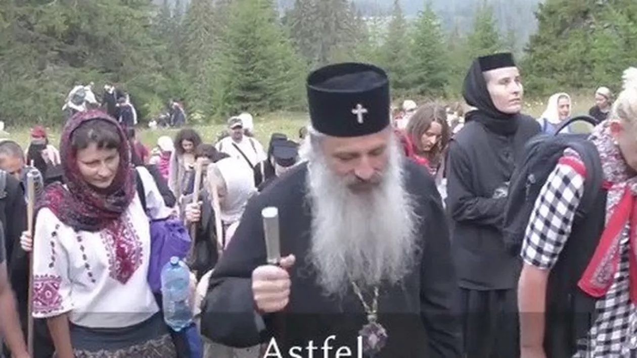 Un adevărat exemplu! În timp ce alte fețe bisericești se fălesc în mașini scumpe, Mitropolitul Teofan a urcat pe jos până la Mănăstirea aflată la 1800 m (VIDEO)