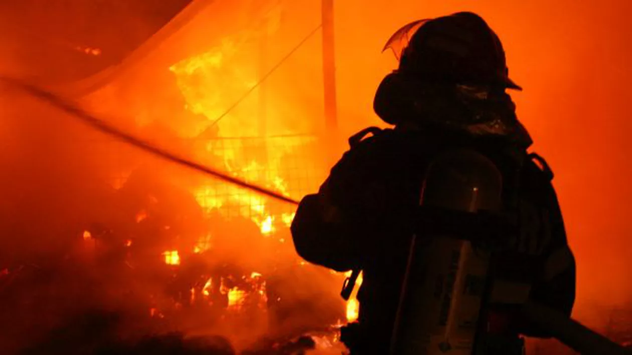 Incendiu uriaș la o hală de producție a hârtiei și maselor platice în Galați. Intervenția pompierilor a fost foarte dificilă