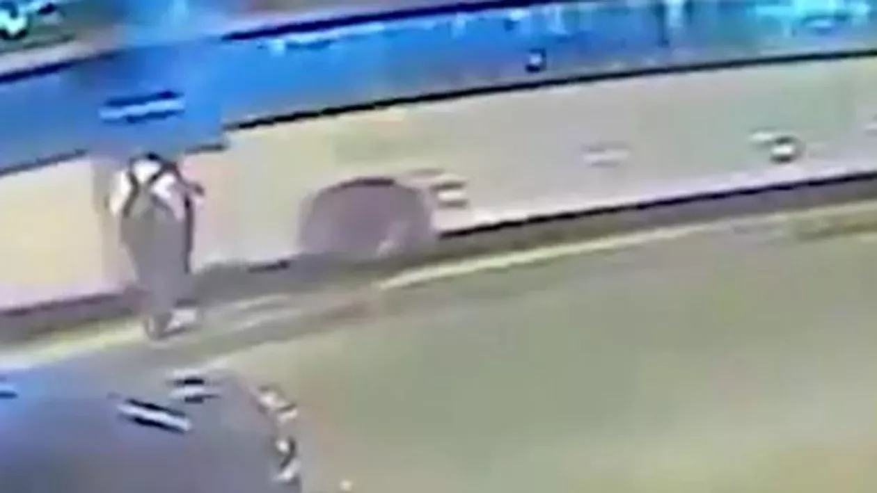 Un tânăr și-a împins iubita sub roțile unui autobuz după ce a aflat că e însărcinată (VIDEO)