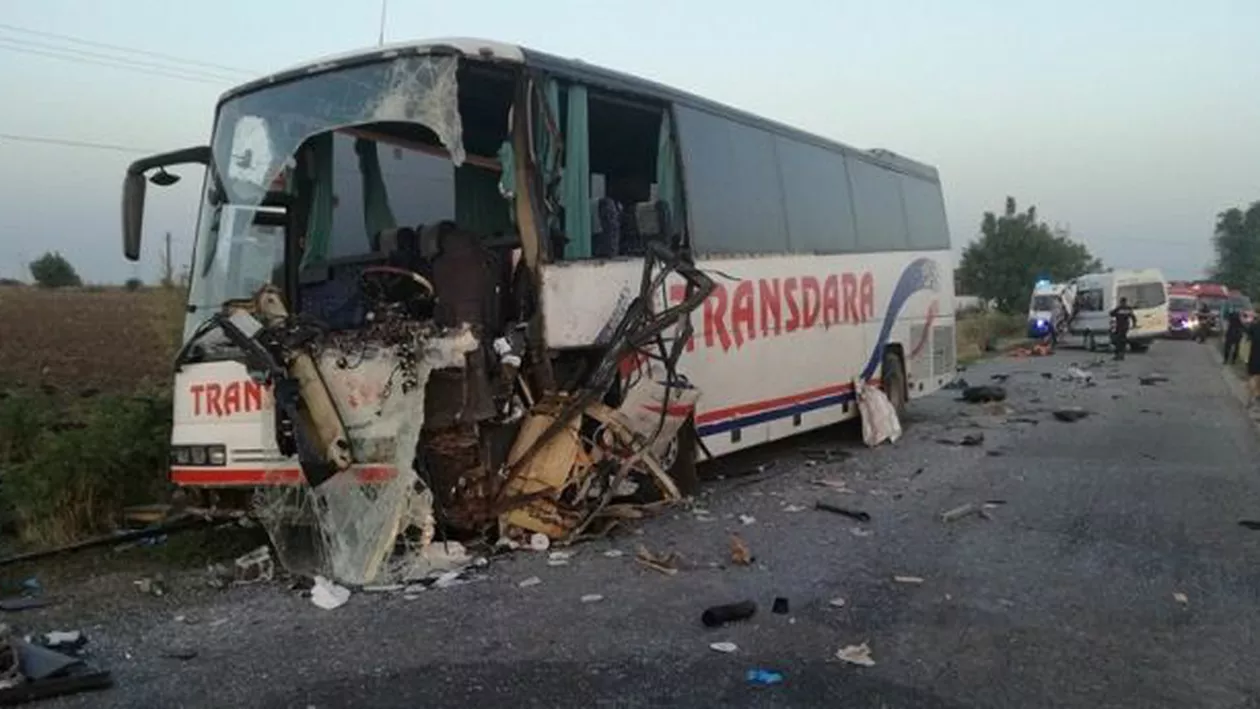 UPDATE Cod roșu de accident! 2 morți și 10 răniți, în urma unui TERIBIL IMPACT între un autocar și un microbuz (VIDEO, FOTO)