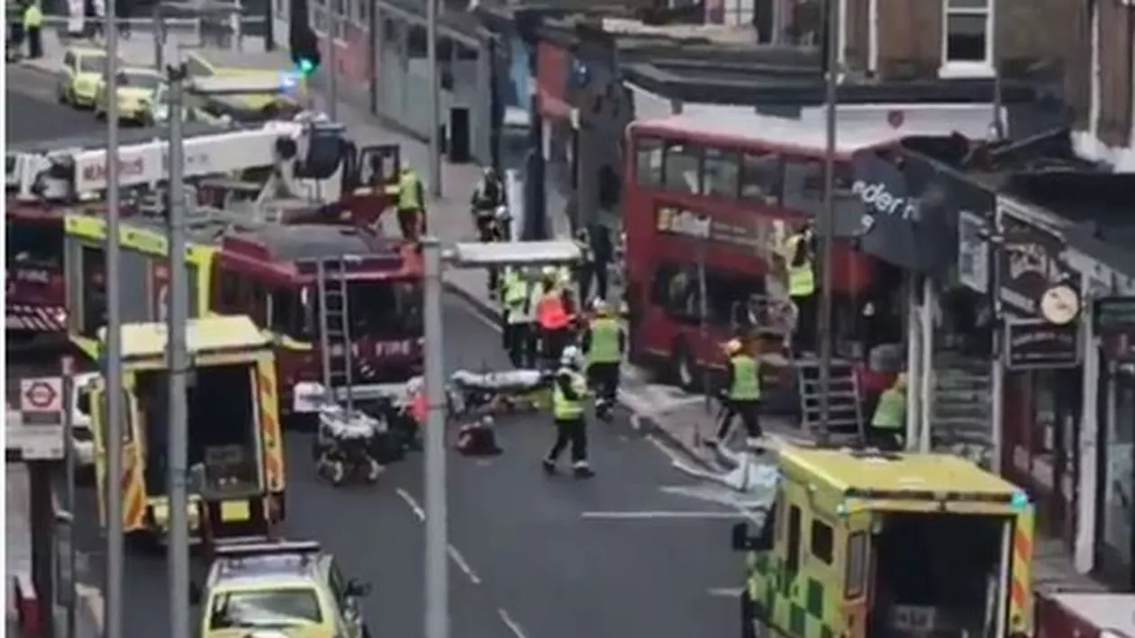 PANICĂ la Londra: Un autobuz supraetajat cu mai mulți pasageri a intrat într-o clădire (VIDEO)
