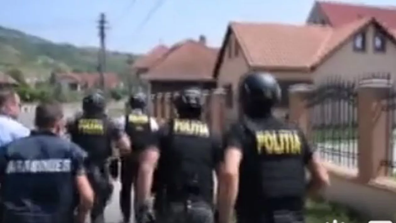 Polițiștii români și carabinerii italieni, descindere în forță la Cluj, într-un caz de crimă organizată (VIDEO)