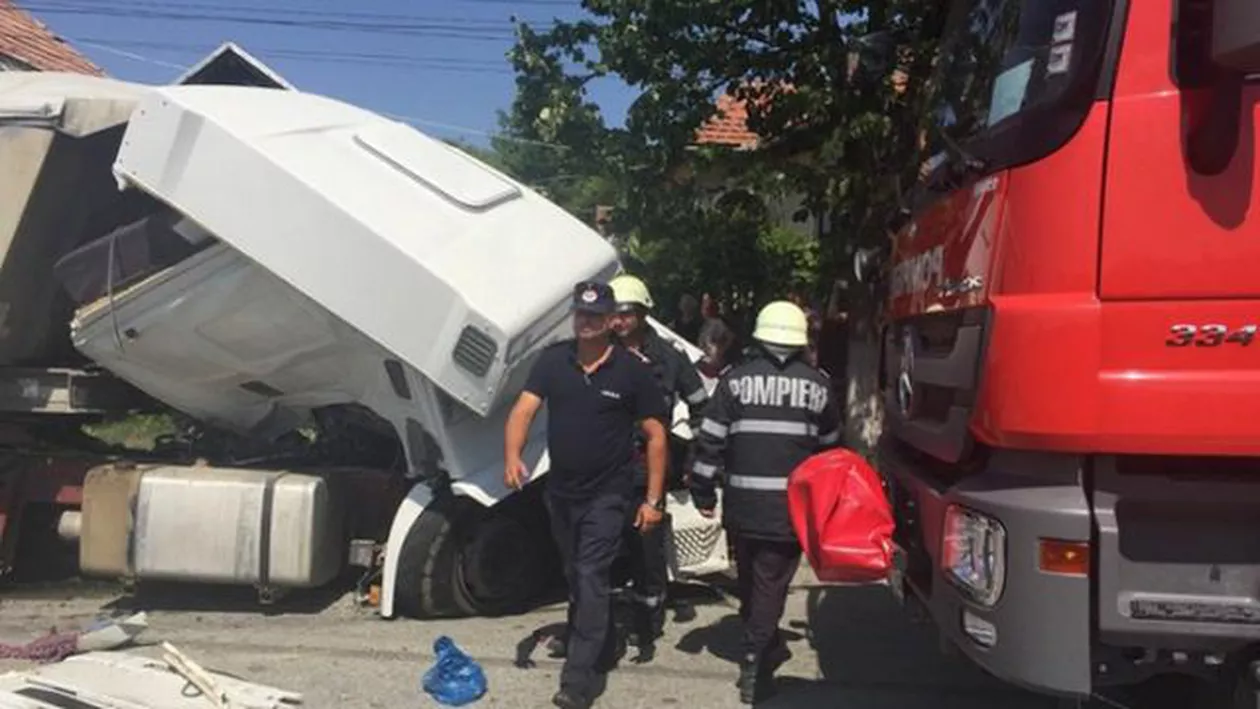 Accident mortal în Gorj, pe DN 67 C: Coliziune între un TIR și o macara (VIDEO-FOTO)