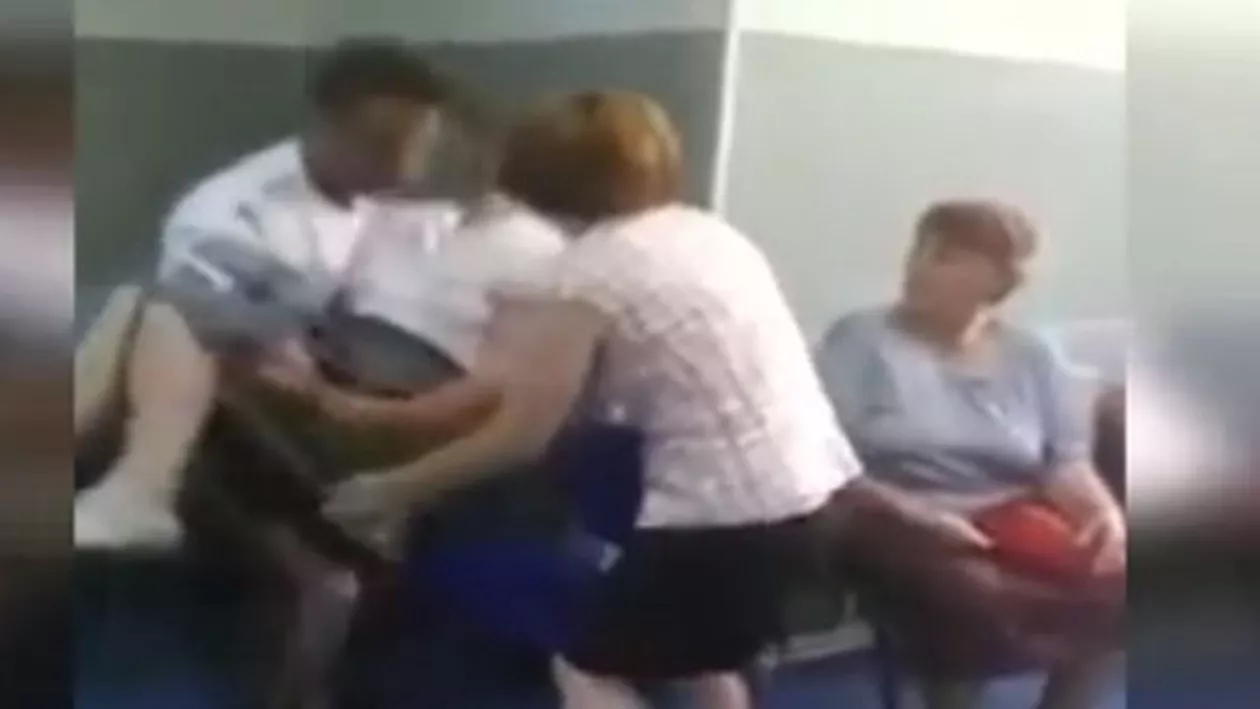 La URGENȚE nimic nu e urgent! Bătrână leșinată, lăsată să aștepte pe holurile spitalului (VIDEO)