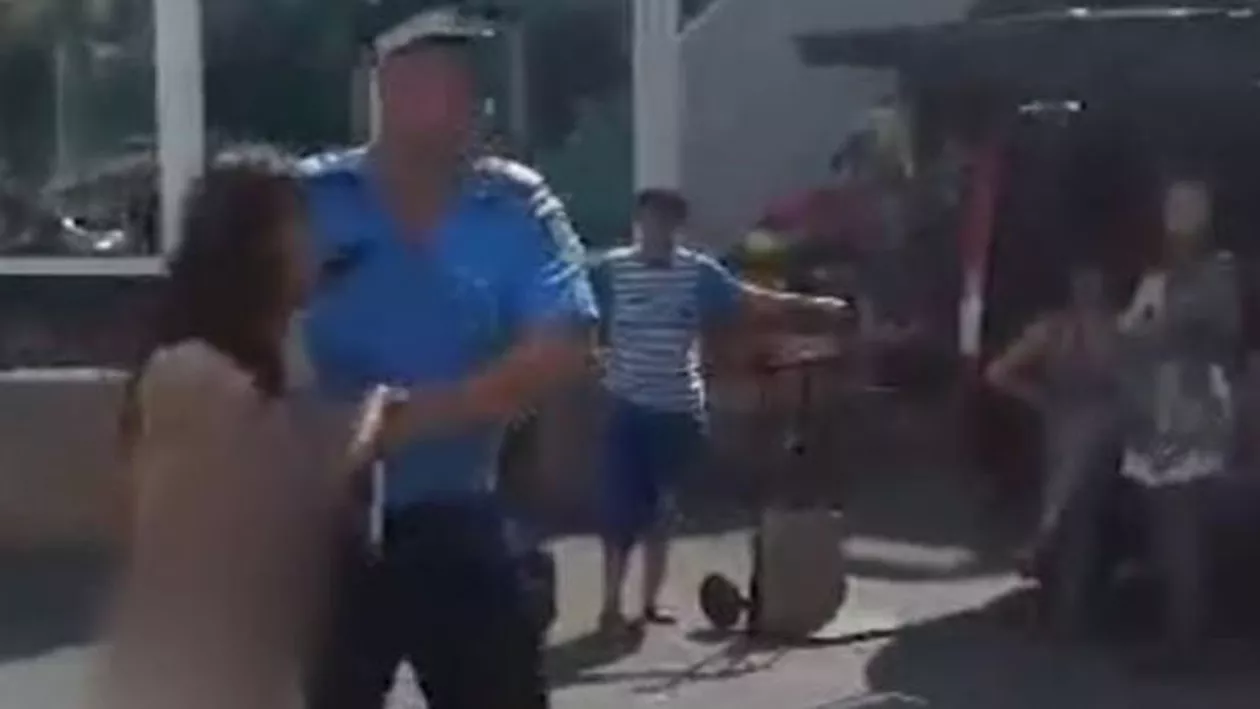 Greu de imaginat, în plină stradă: O tânără, dezbrăcată şi agresată de două prietene. De la ce a pornit incidentul