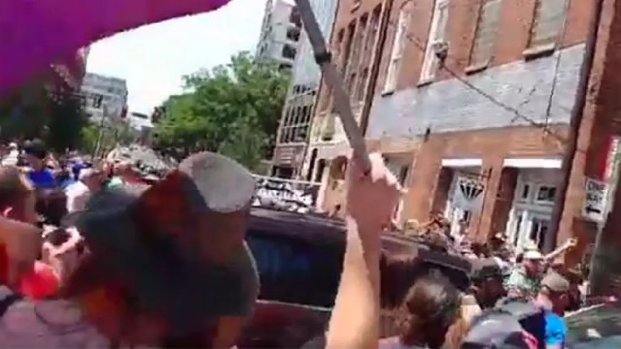 UPDATE / O mașină a intrat în plin în contra-manifestanții din Virginia: 1 mort și 19 răniți (VIDEO)