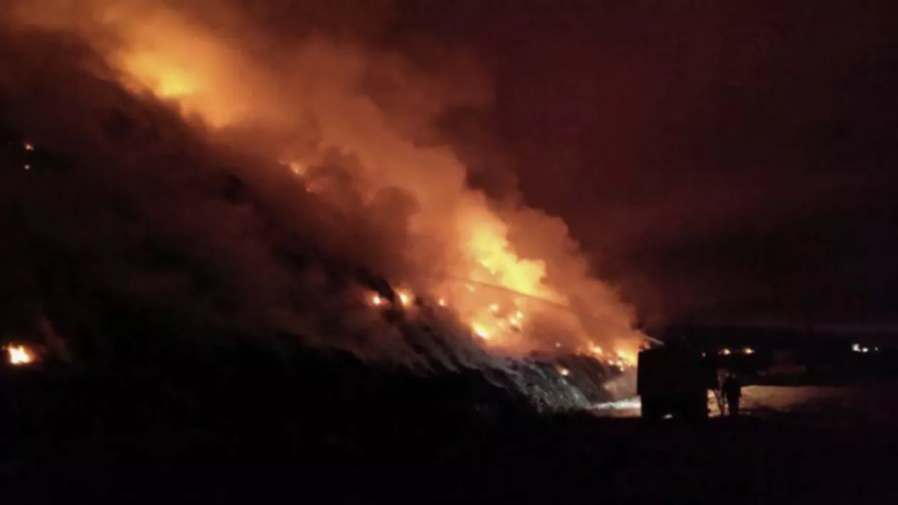 INCENDIU de proporții la Bacău: Desfașurare de FORȚE a pompierilor la groapă de gunoi a orașului