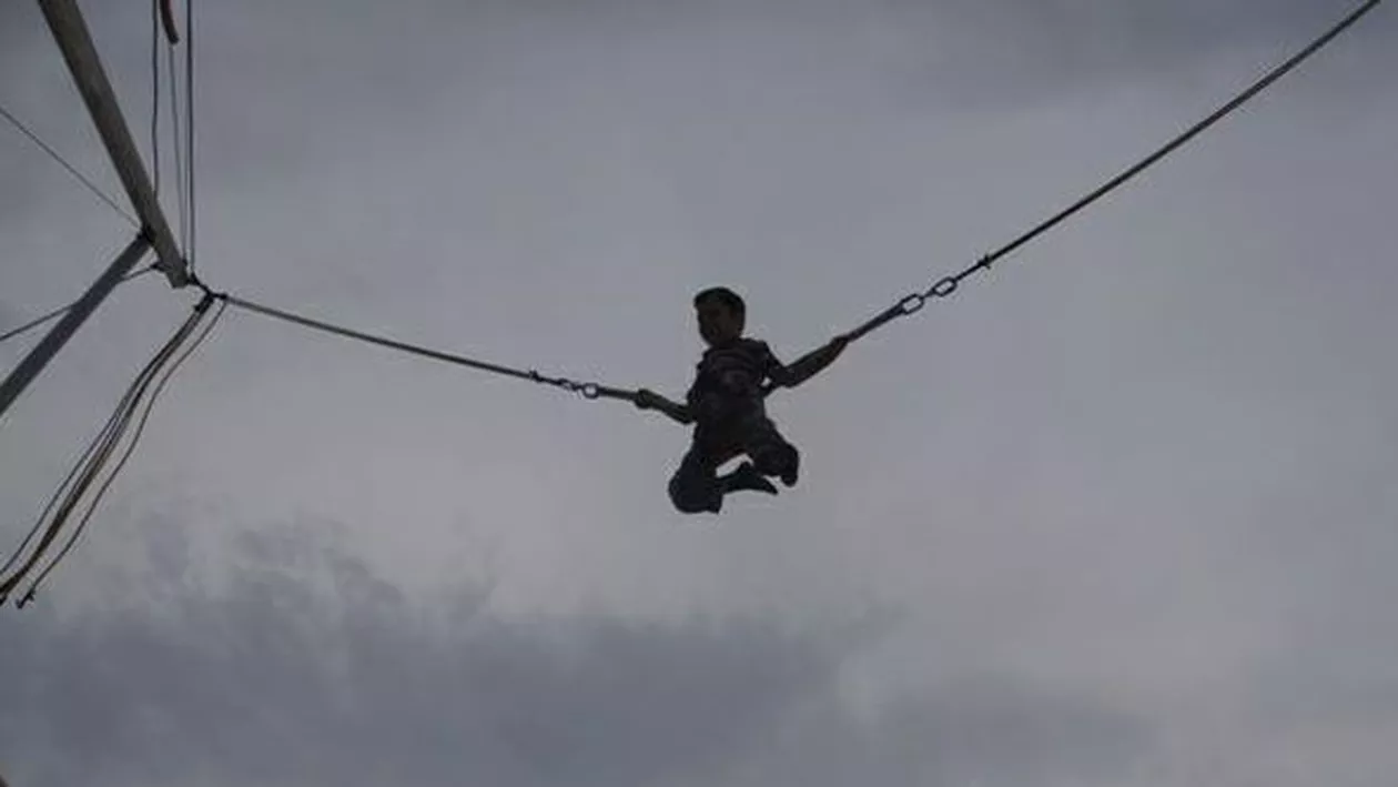 GIURGIU: O fetiţă a căzut de la înălţime, după ce s-a rupt o chingă de la Bungee Jumping, din bâlciul GROAZEI