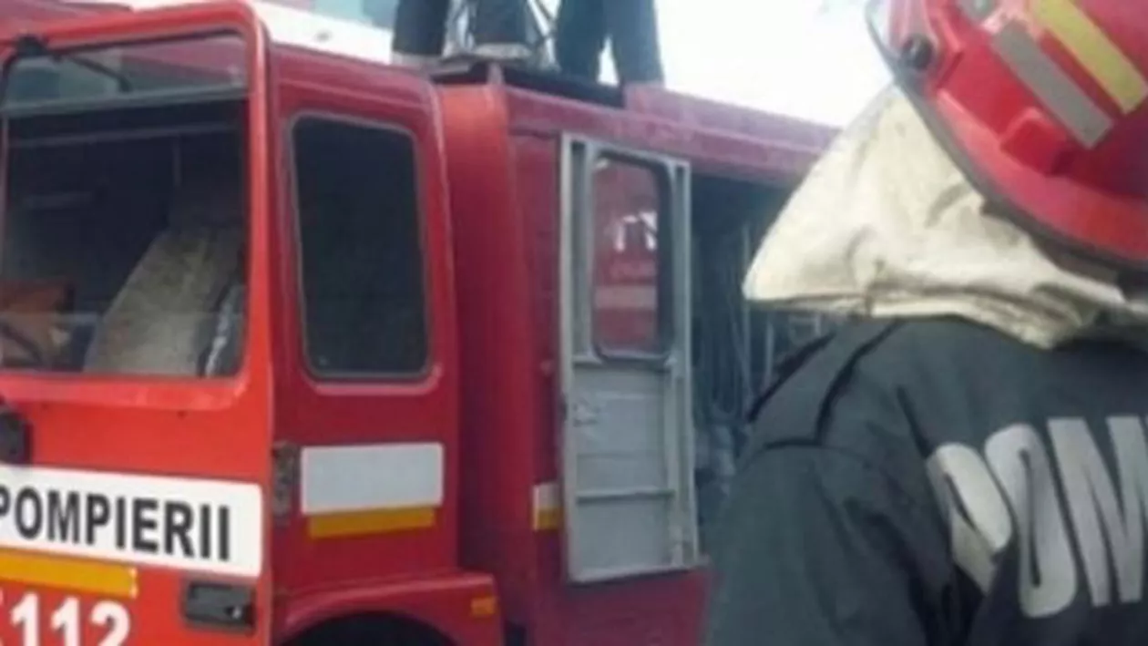 Panică în Câmpia Turzii! Un incendiu puternic a izbucnit la parterul unui bloc (VIDEO)