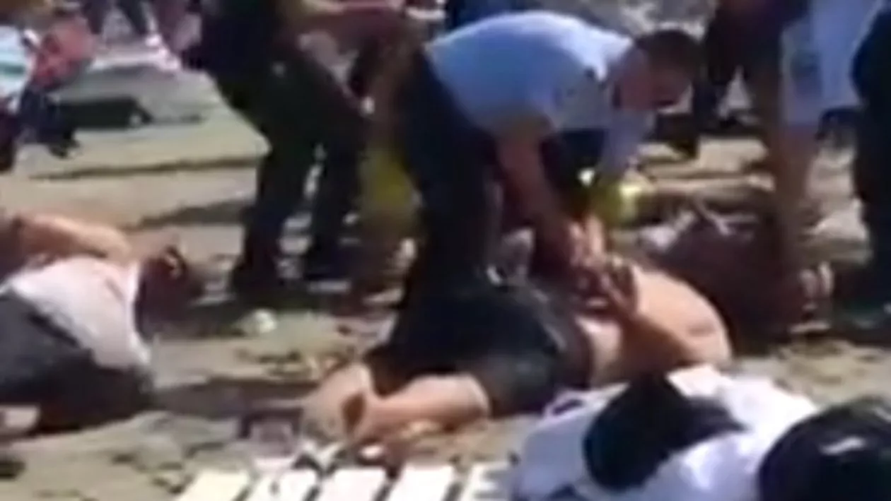 Scene violente pe litoral: Scandalagii, luați pe sus de jandarmi. Bărbații au bătut un barman și au tăiat un polițist (VIDEO)