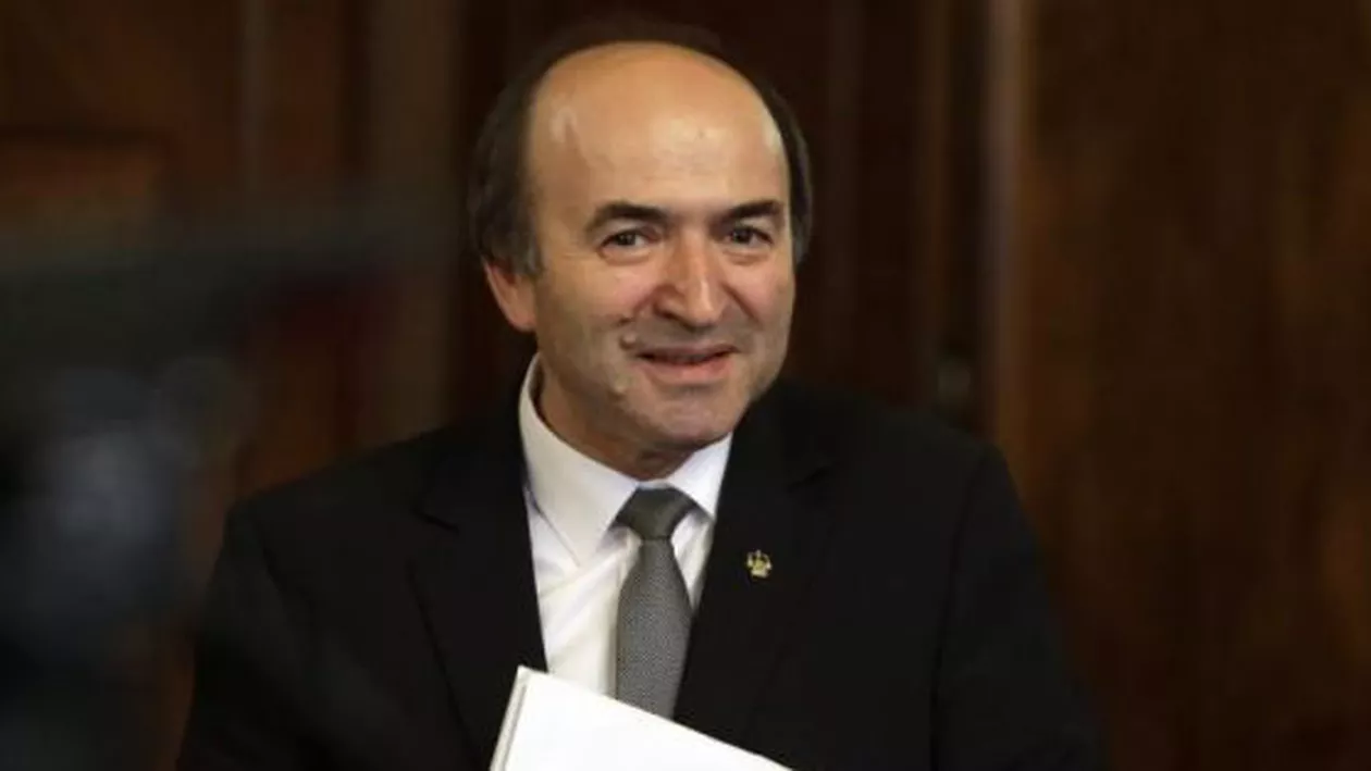 Tudorel Toader iar i-a scos din minți pe PSD-iști: Ministrul ”Justiției” e atletul absolut al fugii de decizii!