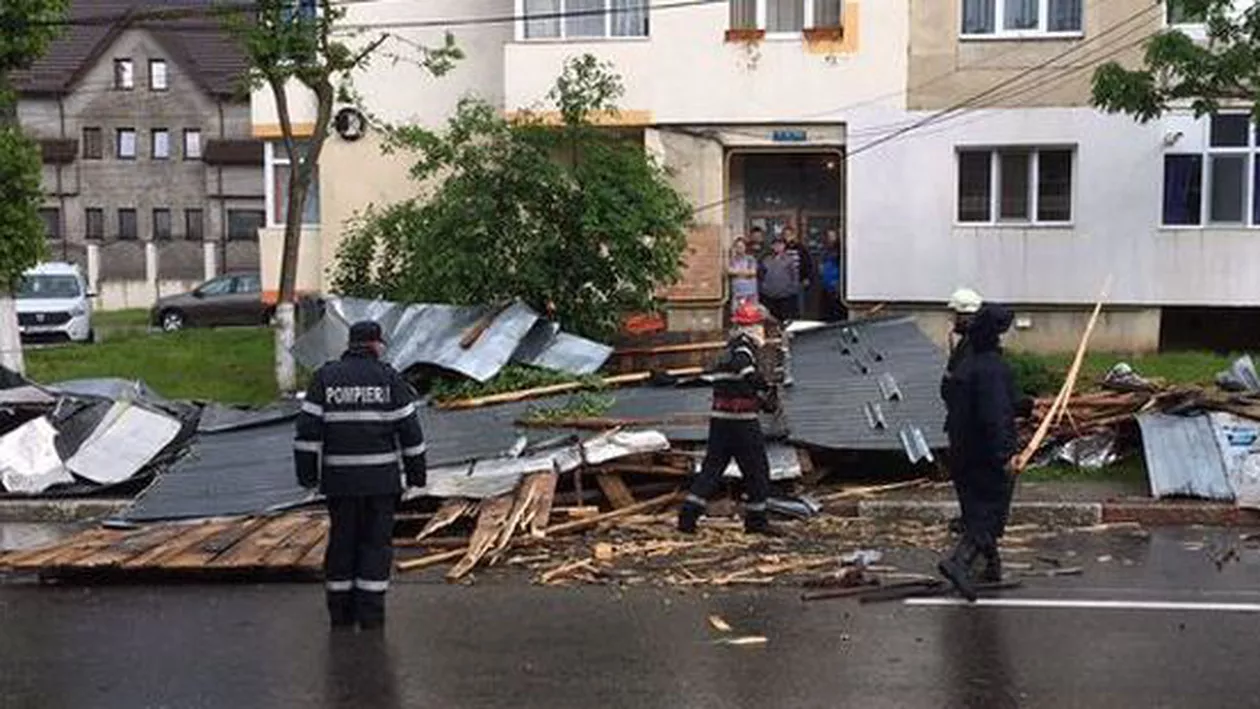 Deva: O vijelie puternică a desprins două acoperișuri de bloc