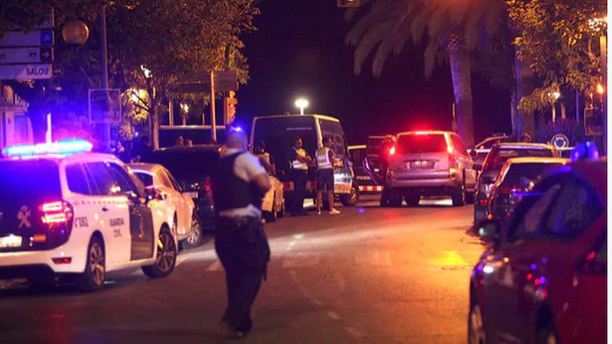 Un nou ATAC în Spania, la Cambrils. O dubă a intrat în mulțime. Cinci teroriști cu centuri explozive, ÎMPUȘCAȚI (VIDEO)