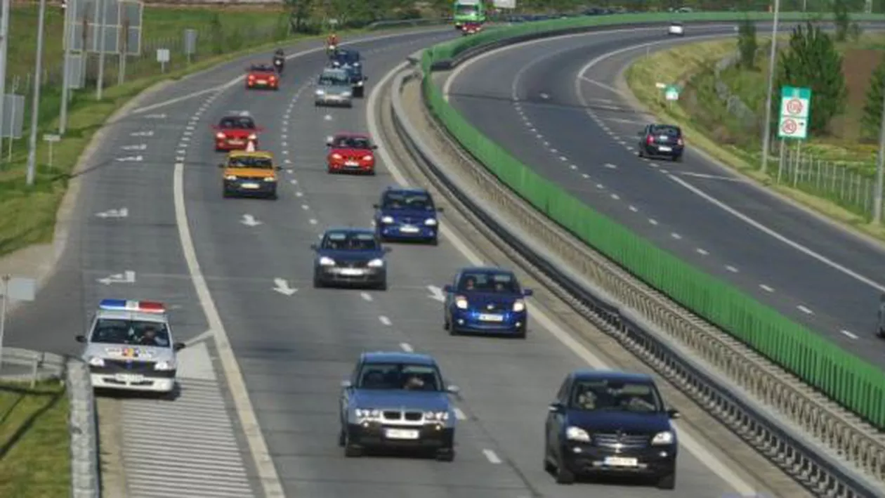 Blocaj pe Autostrada Soarelui: O mașină cuprinsă de flăcări, abandonată de doi arabi