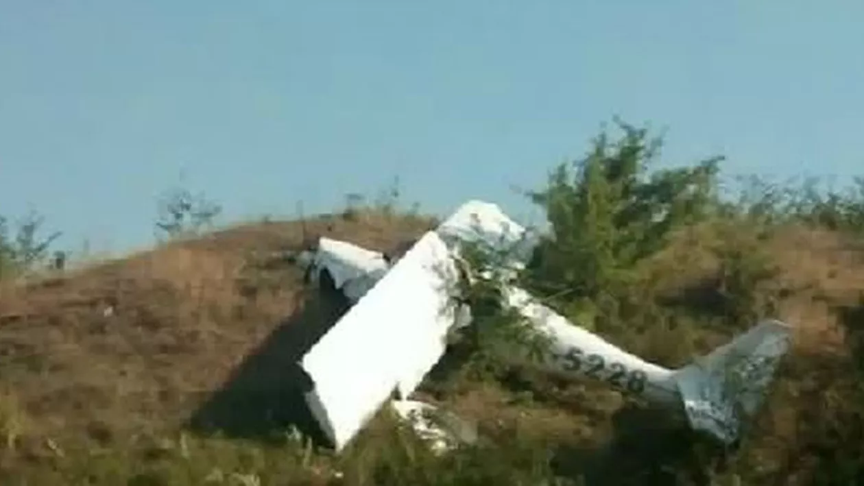 Avion prăbușit în Iași. Primarul din Tătăruș, înainte să afle că pilotul a murit: Sărbătoarea continuă, că viața merge mai departe! (VIDEO, FOTO)