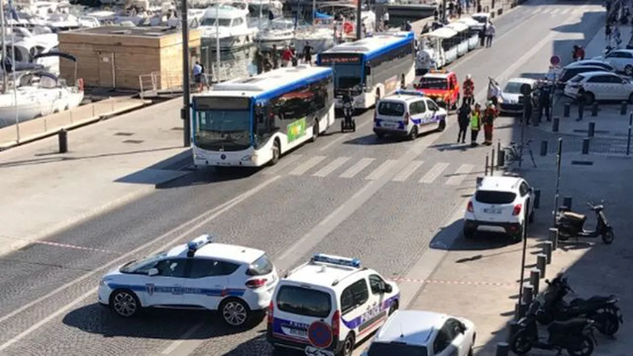 O mașină a intrat în două stații de autobuz din Marsilia: O persoană a murit (FOTO, VIDEO)