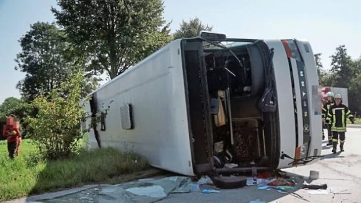 UPDATE! Un autocar cu românce s-a răsturnat pe o șosea din Germania: Șase persoane, rănite grav, și alte 38, cu leziuni ușoare (FOTO, VIDEO)