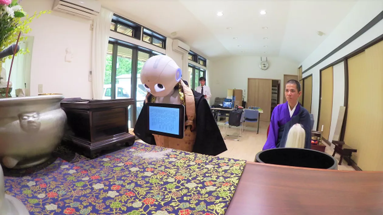 S-a ajuns și la asta: ROBOT-călugăr care oficiază SLUJBE de ÎNMORMÂNTARE! (VIDEO, FOTO)