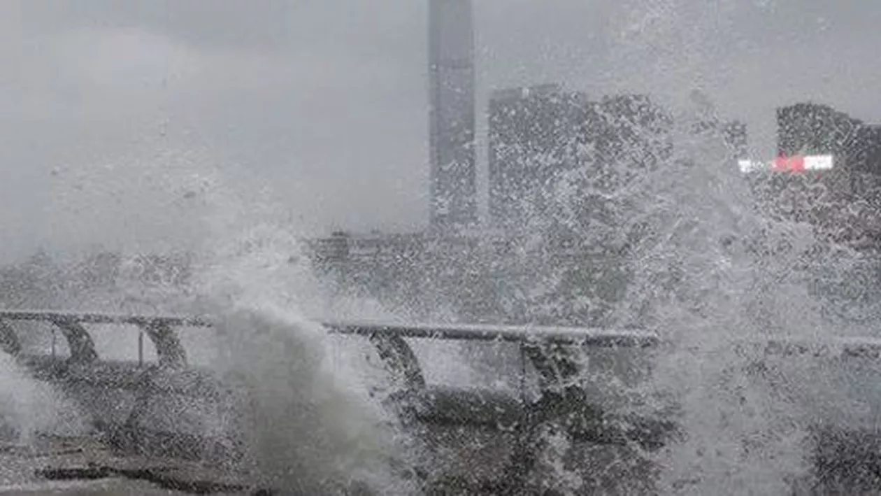 Oameni luaţi pe sus de vânt şi maşini răsturnate! Taifunul Hato a invadat teritoriul chinez Macao (FOTO/VIDEO)