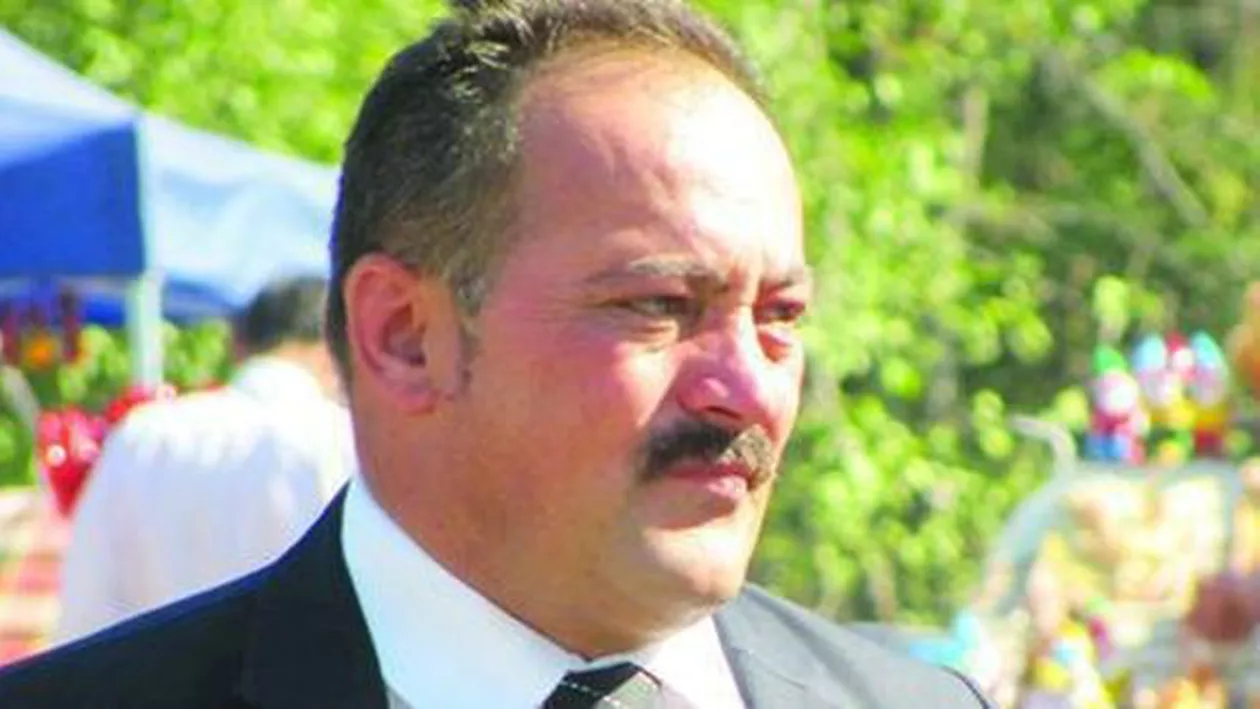 BLESTEMUL turcului: A fost demis primarul care a pus o TROIȚĂ în faţa casei unui musulman