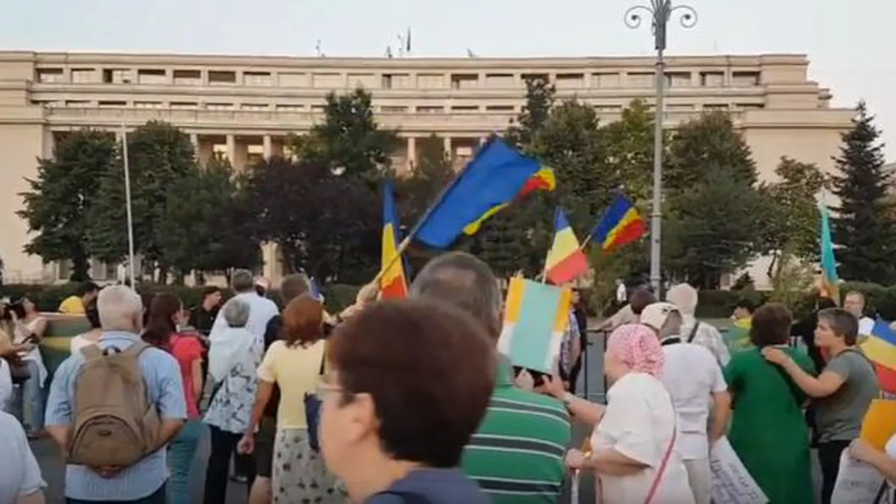 Protest în Piața Victoriei față de modificările la legile justiției. Oamenii scandează ”Demisia! Jos Tăriceanu, Dragnea și tot neamul!” (FOTO, VIDEO)