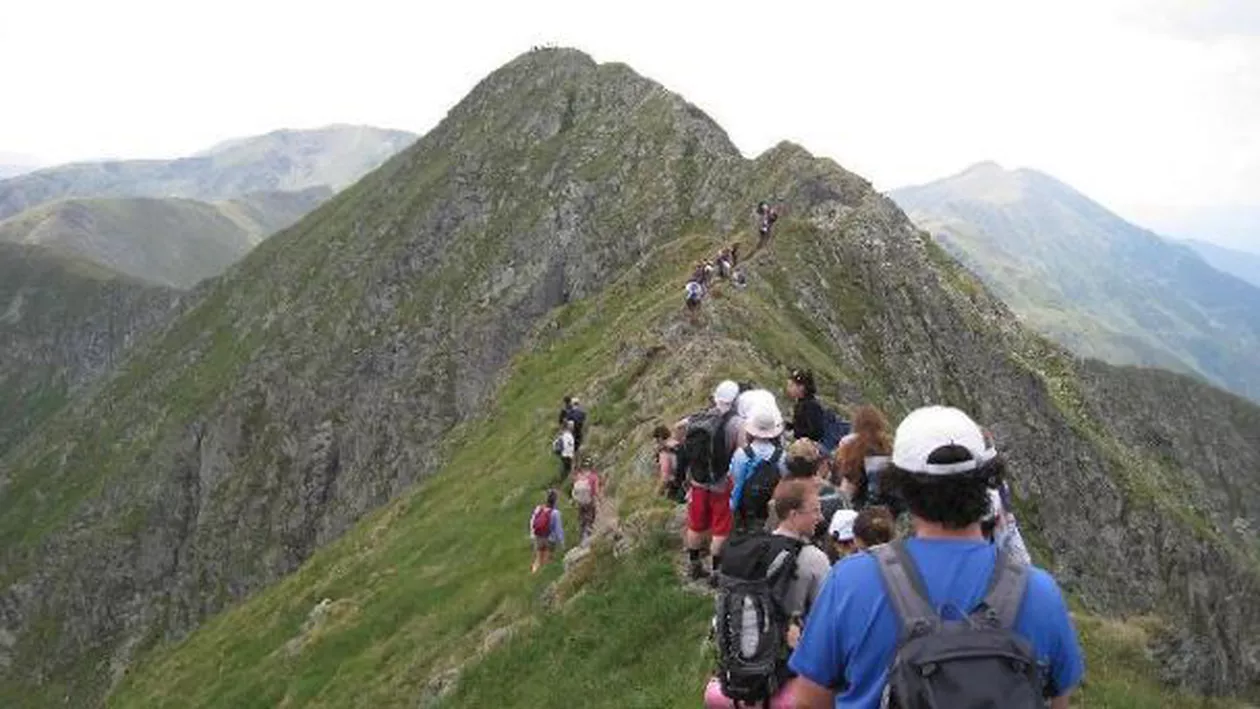 „Daţi-mi o haină, că mă mănâncă GOANGA!“ O turistă cu două băşici în talpă i-a luat la MIȘTO pe salvamontişti. Internauții ar LINȘA-O!