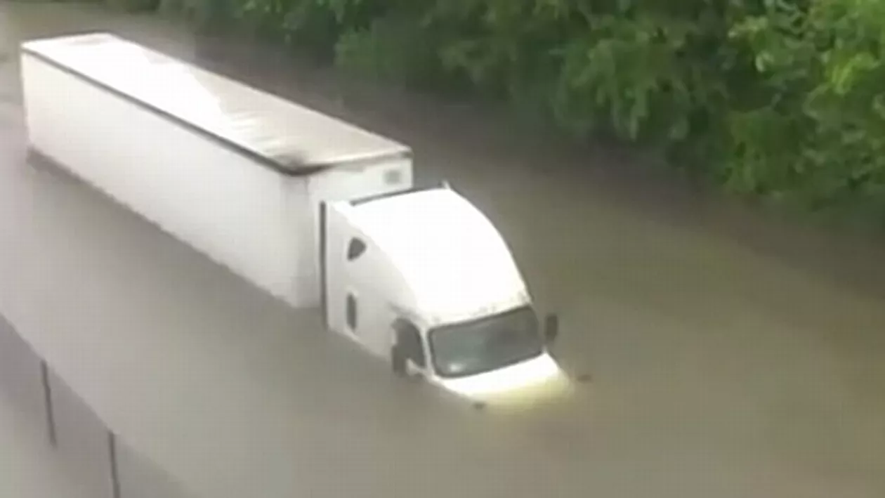 IMAGINI DRAMATICE: Un șofer de camion prins de uraganul Harvey, salvat de la înec de o jurnalistă (VIDEO)