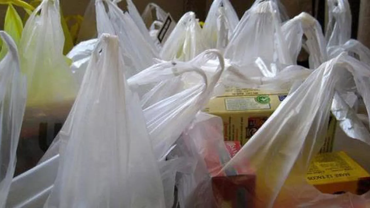 Kenya interzice pungile din plastic, prin lege. Ce riscă persoanele care o vor încălca