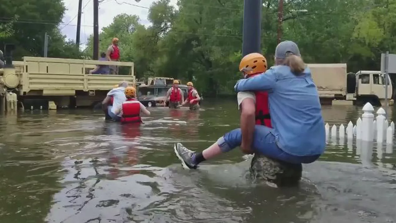 Imagini emoționante cu soldați în timp ce salvează locuitorii din Houston (VIDEO)