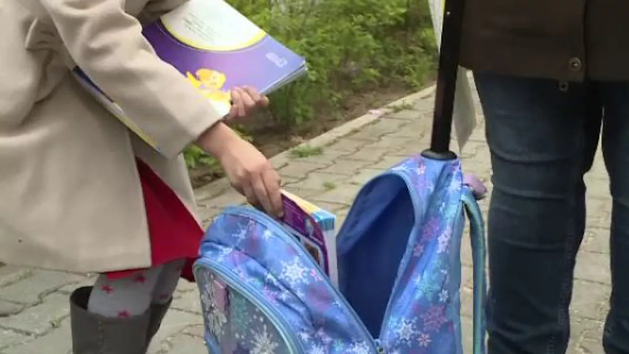 Manualele de sport de clasa a V-a: Copiii, învățați să își perfecționeze tehnica de târâre, „în funcție de cerințele impuse de viața de zi cu zi” (FOTO)