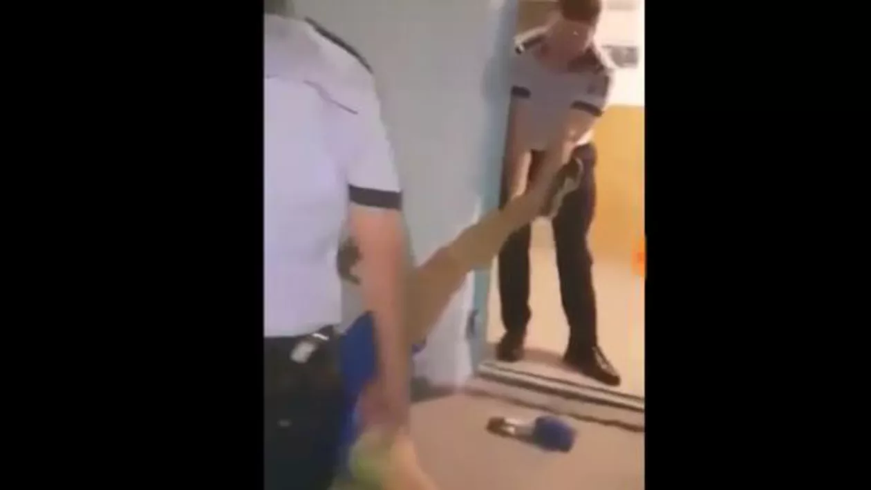 ZVÂRCOLIRE: Cum au TÂRÂT poliţiștii din Gorj un şofer pentru a-l testa cu etilotestul. Dar nici el nu s-a lăsat! (VIDEO)