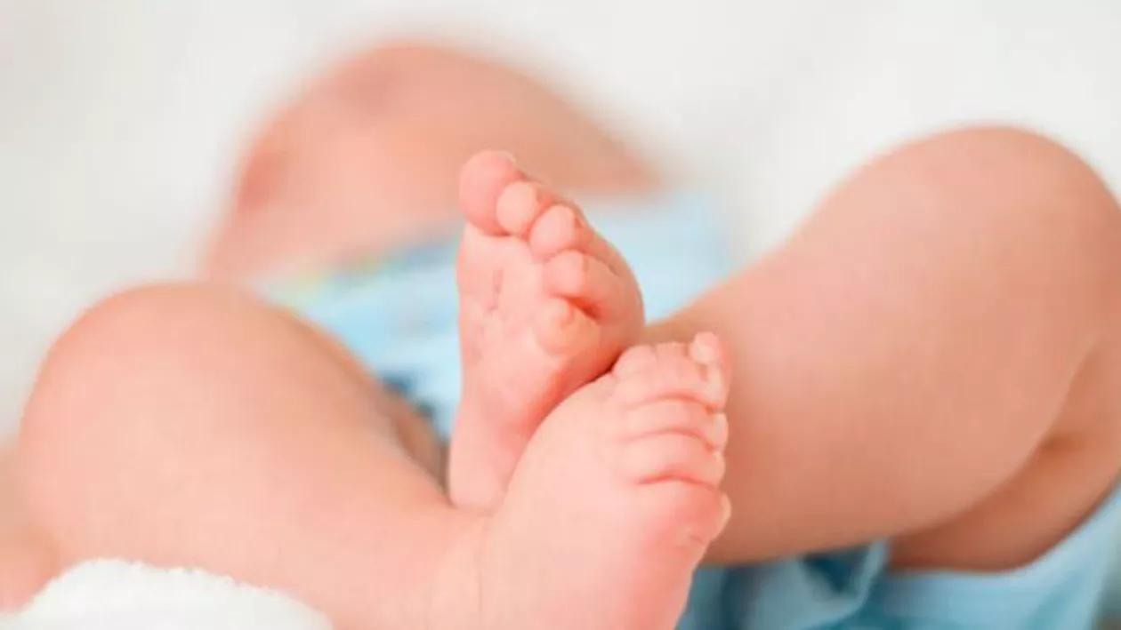 Monstru, nu mamă! Și-a aruncat bebelușul în WC și l-a acoperit cu frunze