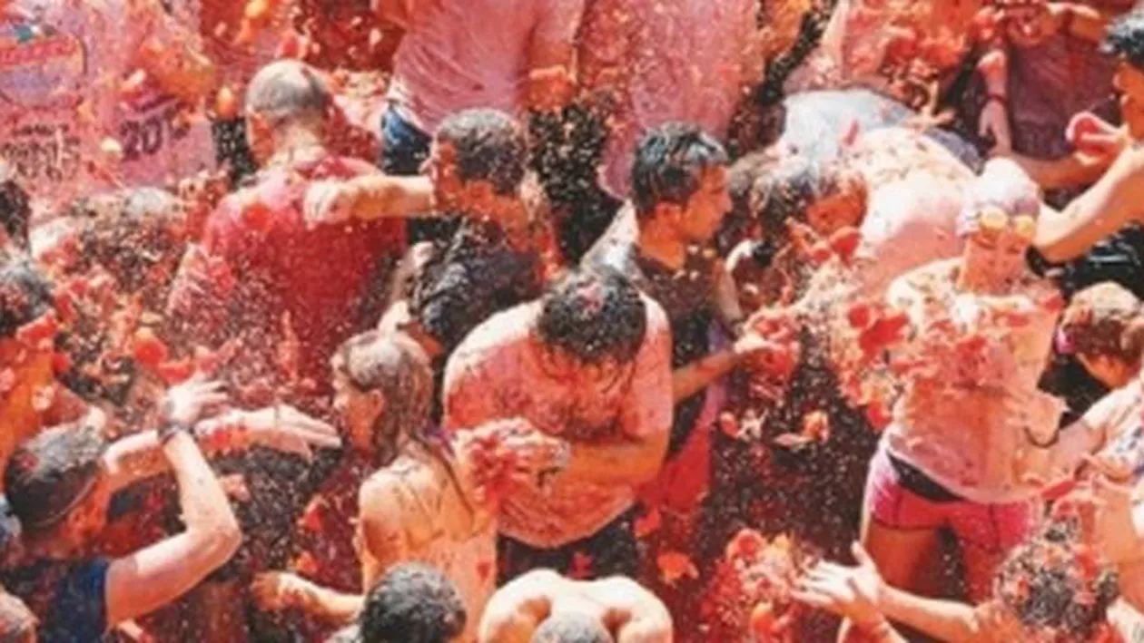 Tomatina, sub semnul fricii! Celebra bătaie cu roșii, organizată sub stricta supraveghere a forțelor de ordine (VIDEO)